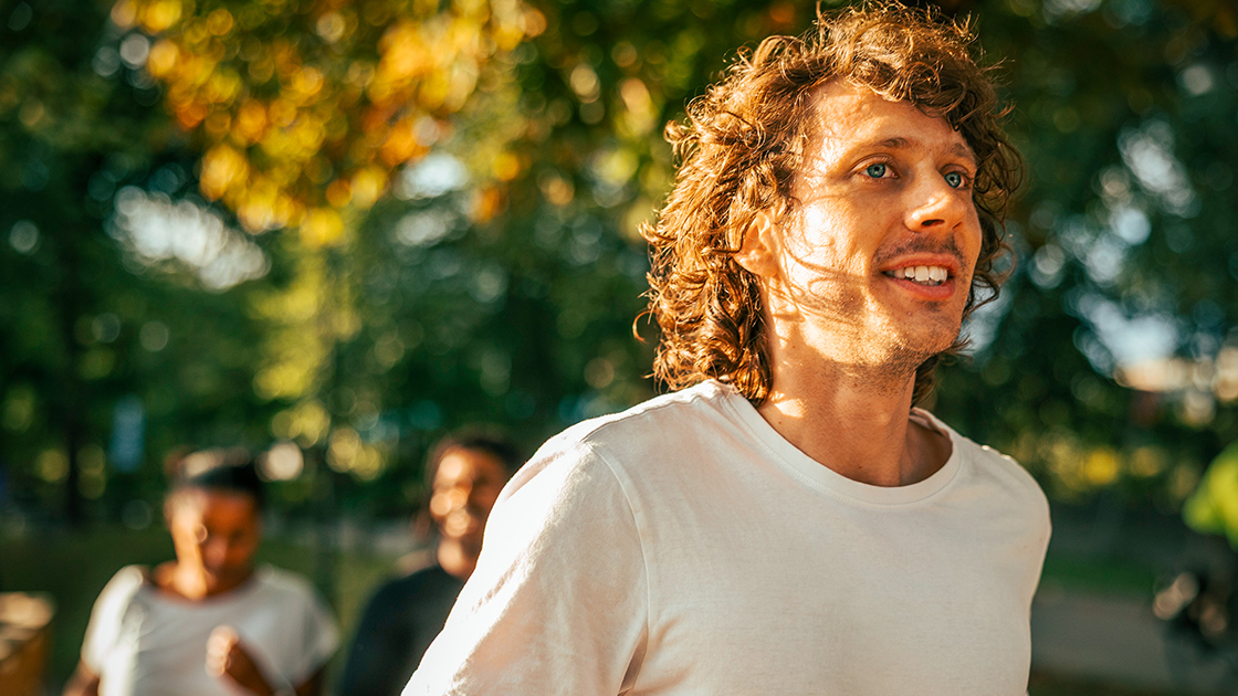 man-running-outside-sunshine-16-9-1120x630px