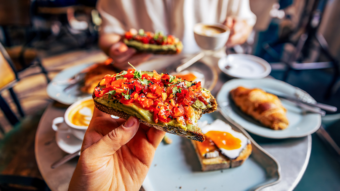 lunch-coworkers-cafe-breakfast-16-9-1120x630px