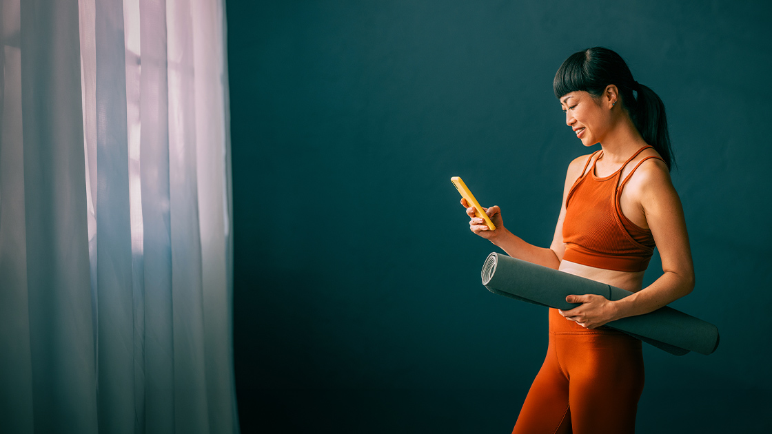 using-phone-yoga-clothes-16-9-1120x630px