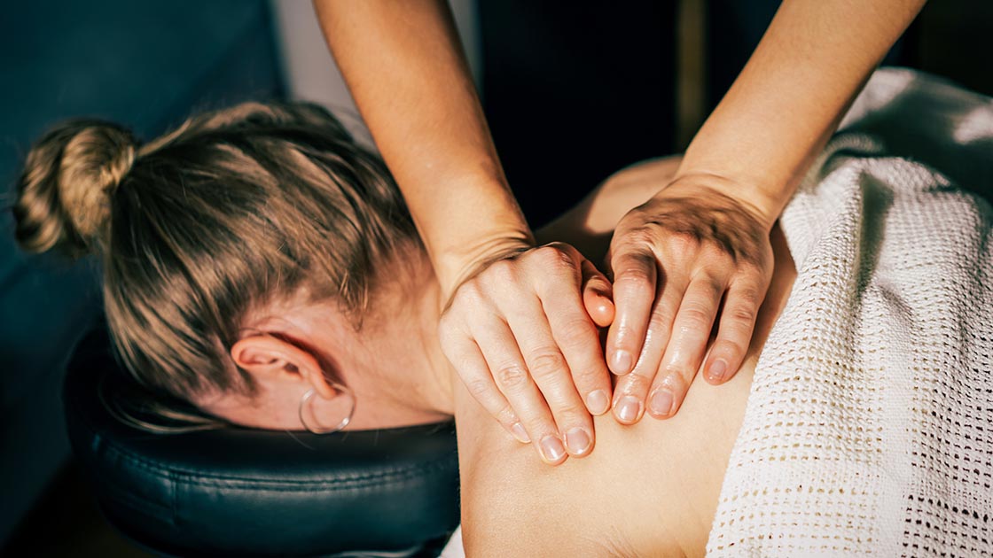massage-hands-closeup-wellbeing-16-9-1120x630px